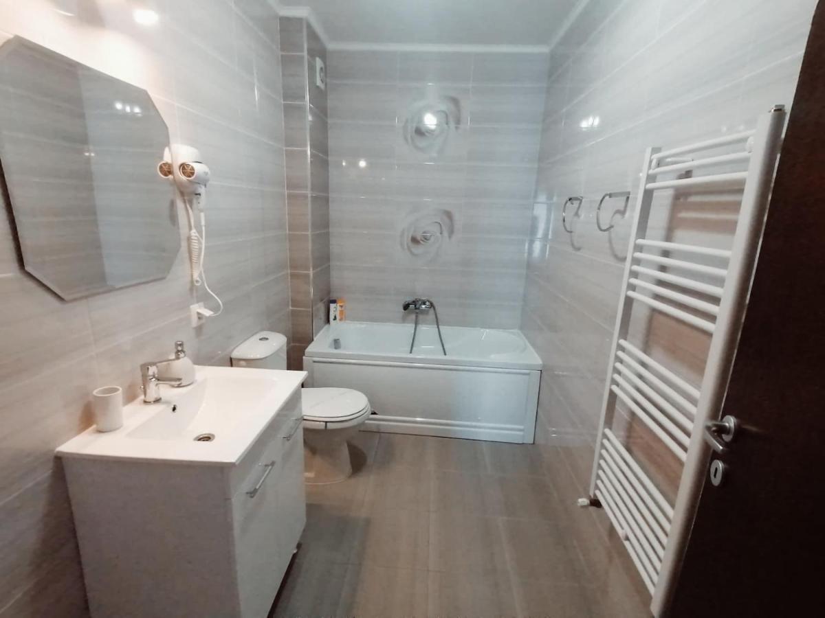 Ama Apartament Cu Terasa 50 Mp & Parcare Brasov Exterior photo